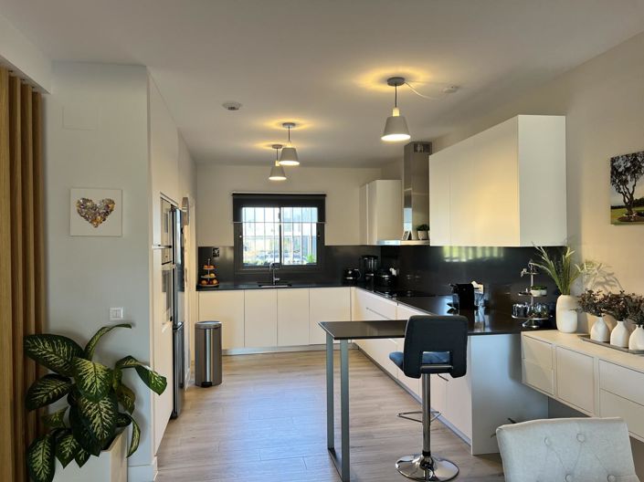 Image No.11-4 Bed Property for sale