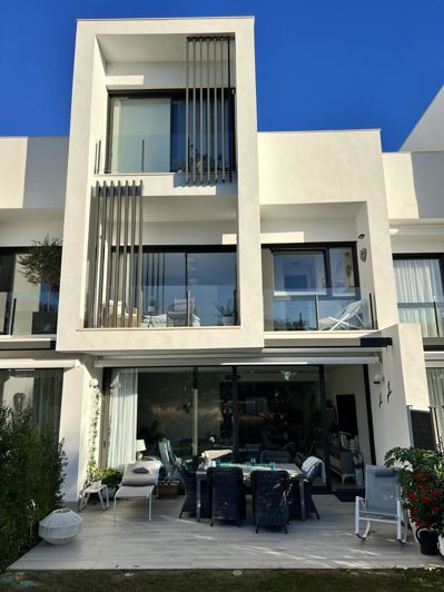 Image No.14-4 Bed Property for sale