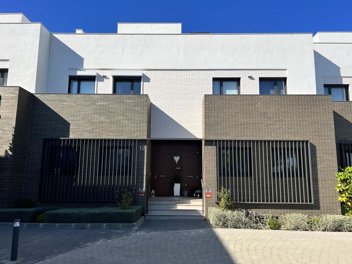 Image No.2-4 Bed Property for sale