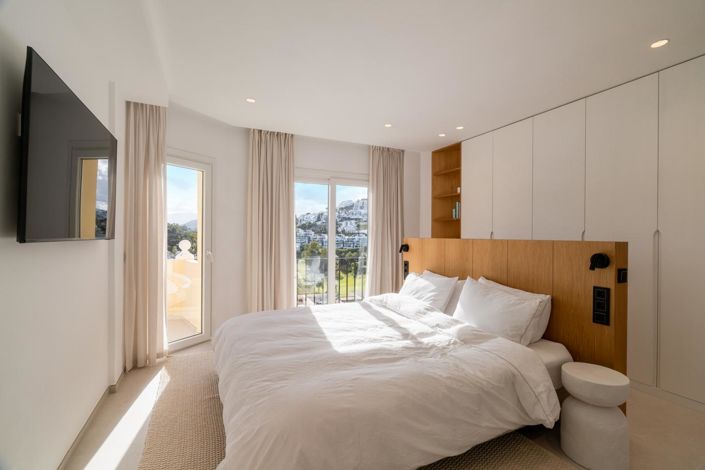 Image No.19-3 Bed Property for sale