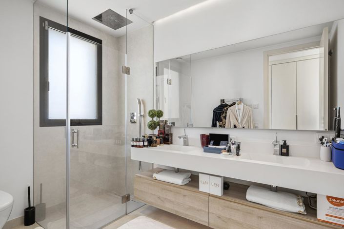 Image No.14-4 Bed Property for sale