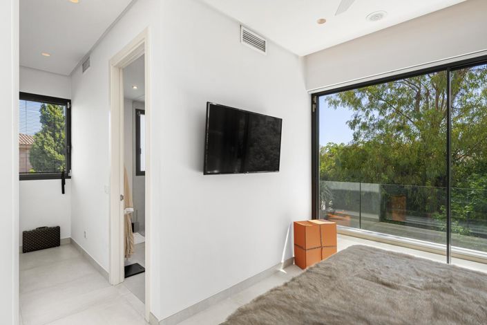 Image No.19-4 Bed Property for sale