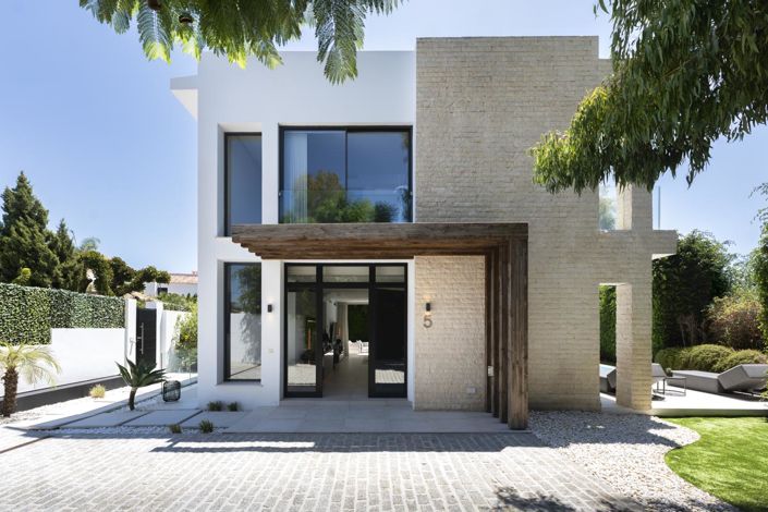 Image No.2-4 Bed Property for sale