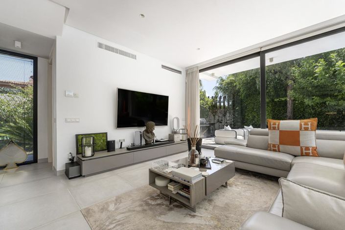 Image No.21-4 Bed Property for sale