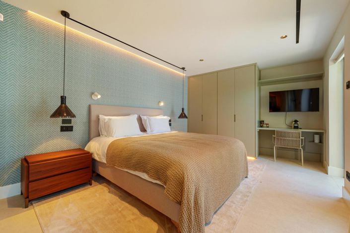 Image No.15-5 Bed Property for sale