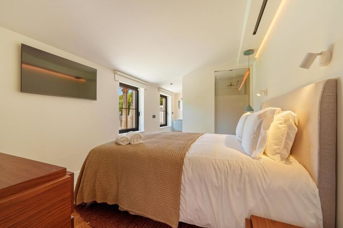 Image No.9-5 Bed Property for sale