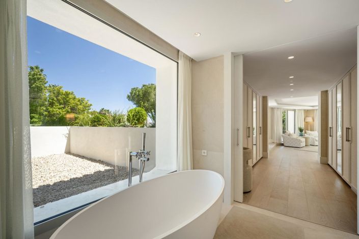 Image No.14-6 Bed Property for sale