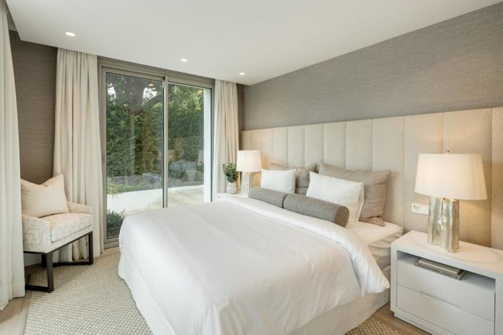 Image No.22-6 Bed Property for sale