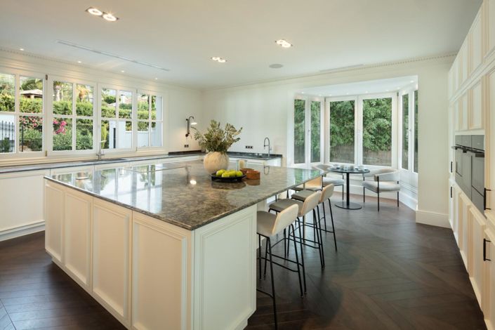 Image No.13-6 Bed Property for sale