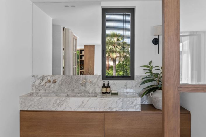 Image No.18-4 Bed Property for sale