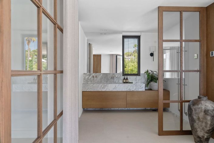 Image No.5-4 Bed Property for sale