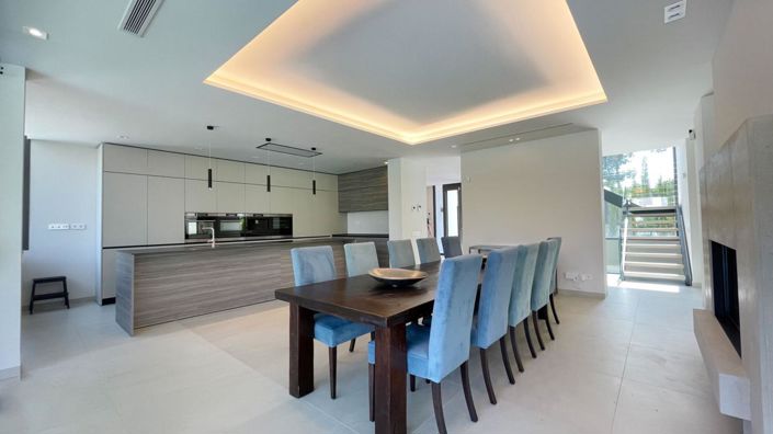 Image No.12-5 Bed Property for sale