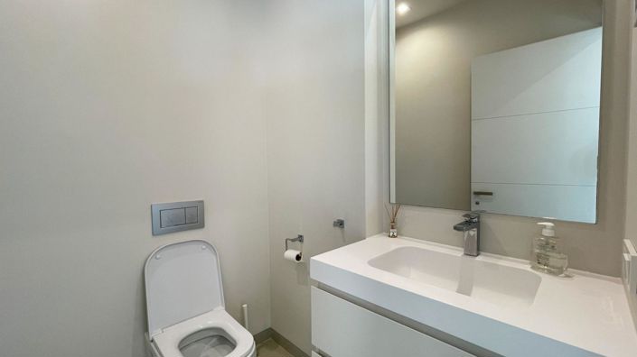 Image No.19-5 Bed Property for sale