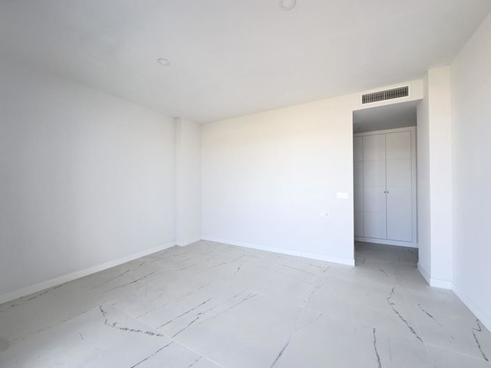 Image No.18-2 Bed Property for sale