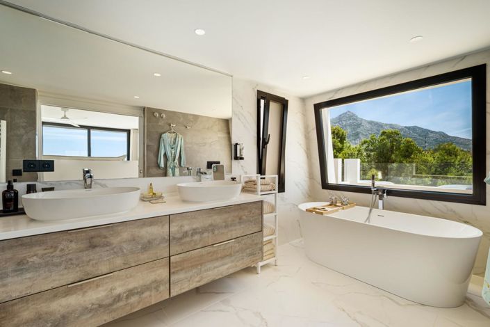 Image No.9-5 Bed Property for sale