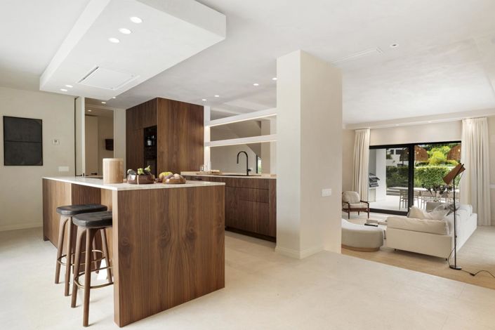 Image No.15-4 Bed Property for sale