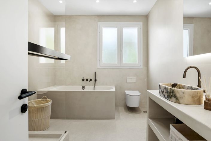 Image No.20-4 Bed Property for sale