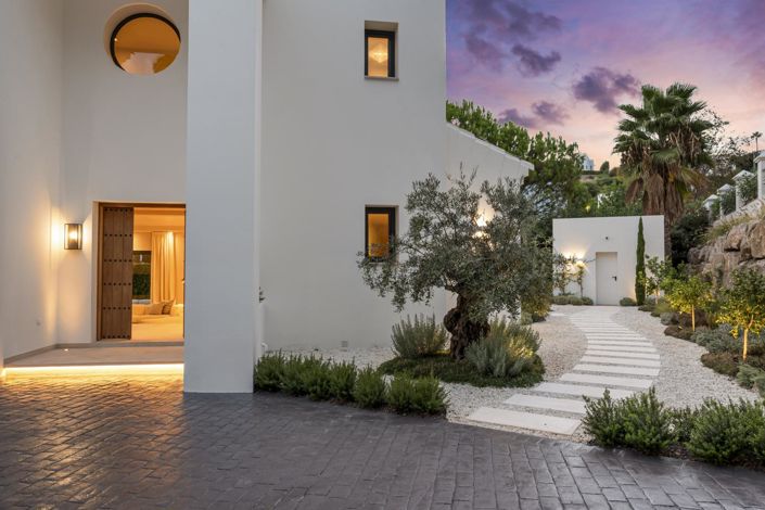 Image No.5-4 Bed Property for sale