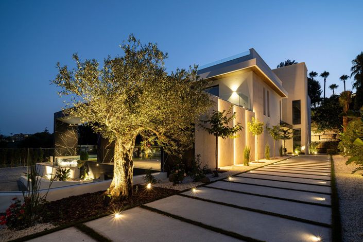 Image No.1-6 Bed Property for sale