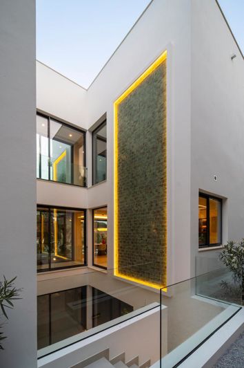 Image No.10-6 Bed Property for sale