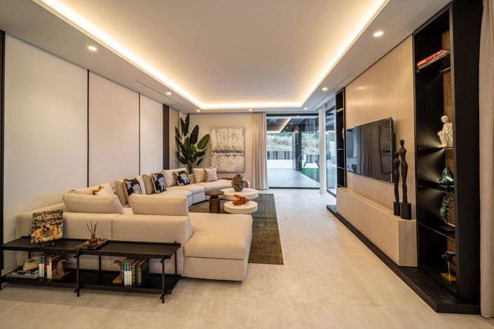 Image No.15-6 Bed Property for sale