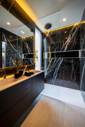 Image No.26-6 Bed Property for sale