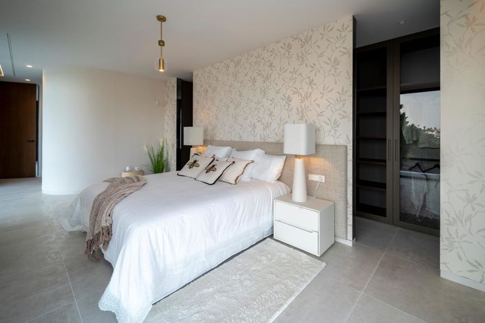 Image No.28-6 Bed Property for sale