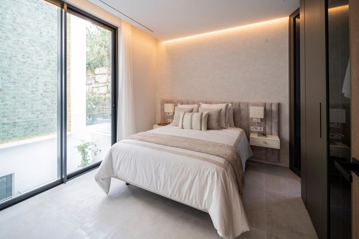 Image No.29-6 Bed Property for sale