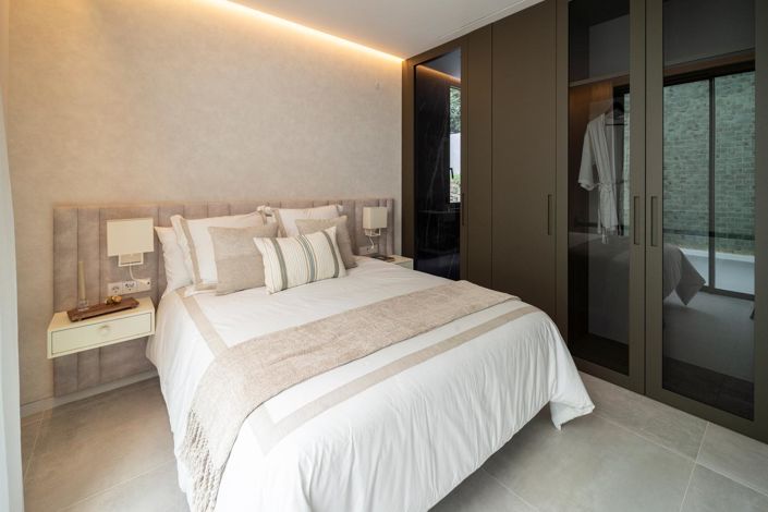 Image No.45-6 Bed Property for sale