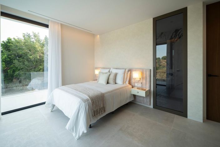 Image No.55-6 Bed Property for sale