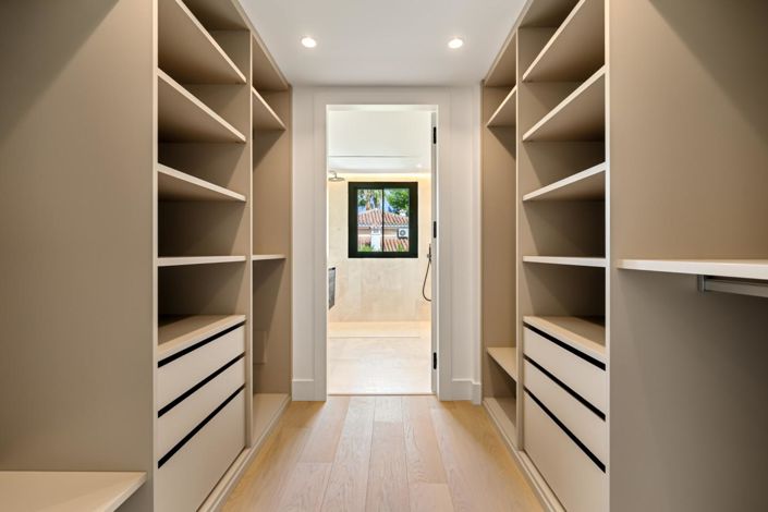 Image No.10-5 Bed Property for sale