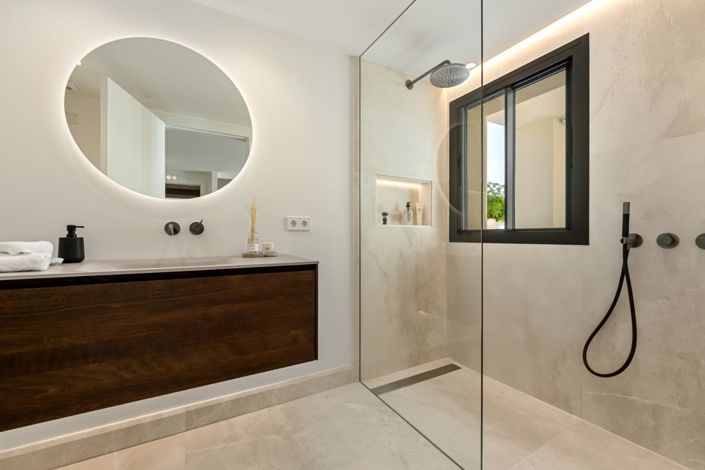 Image No.12-5 Bed Property for sale