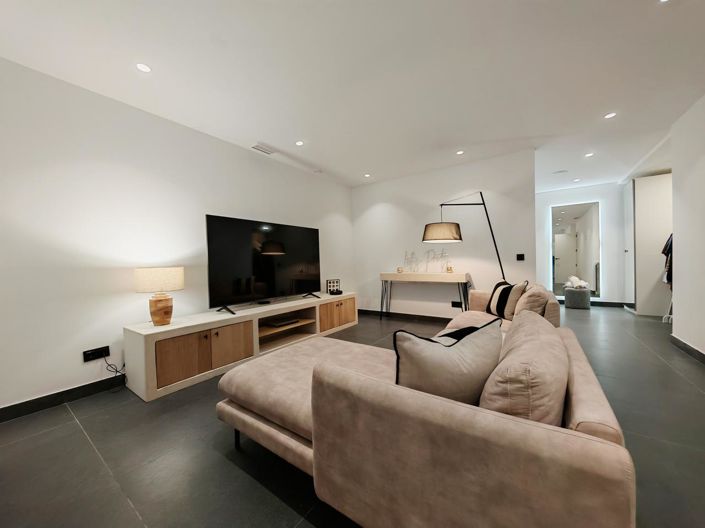 Image No.17-5 Bed Property for sale