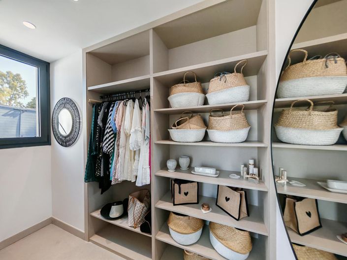 Image No.32-5 Bed Property for sale