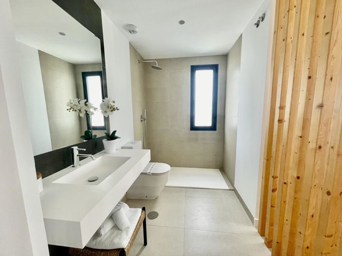 Image No.13-3 Bed Property for sale