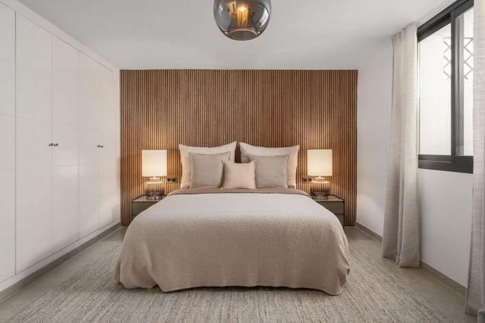 Image No.12-6 Bed Property for sale