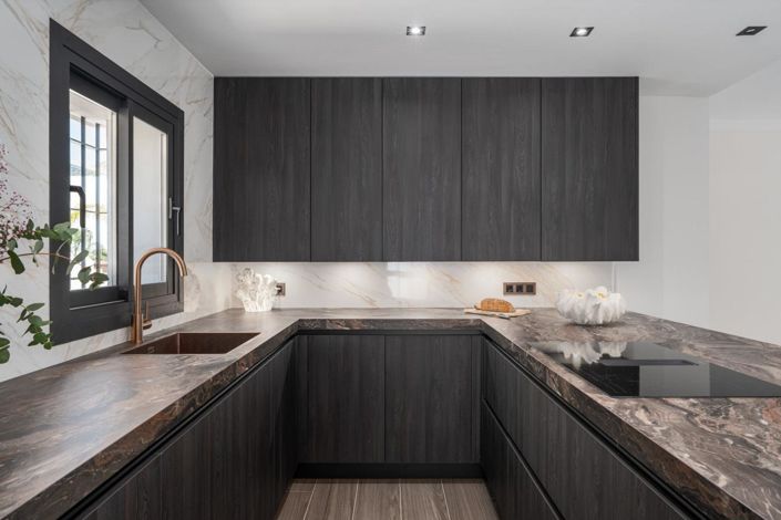 Image No.14-6 Bed Property for sale