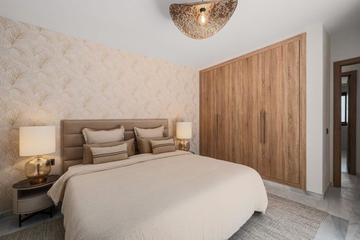 Image No.16-6 Bed Property for sale