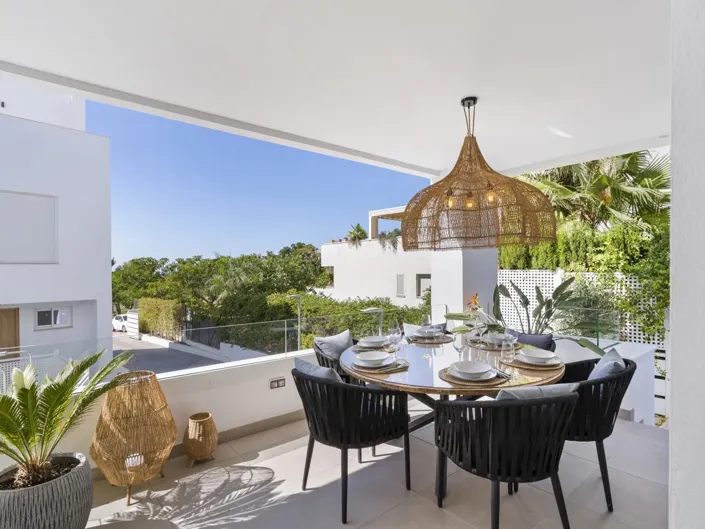 Image No.2-5 Bed Property for sale