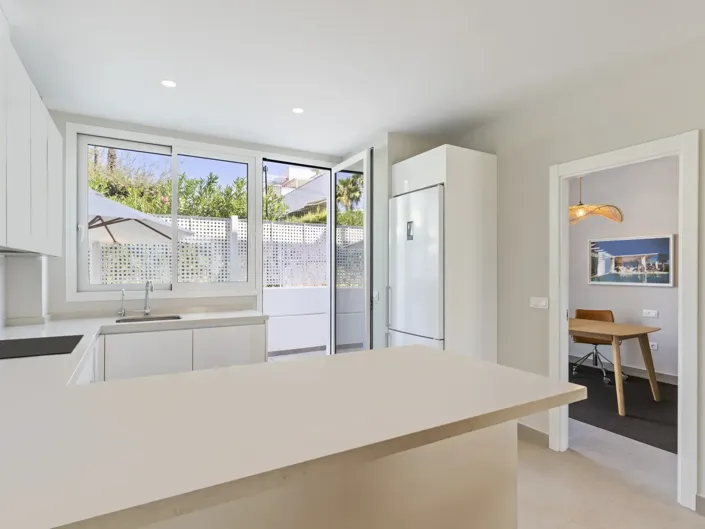 Image No.8-5 Bed Property for sale