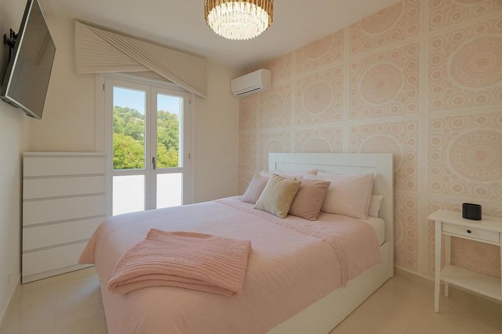 Image No.12-4 Bed Property for sale