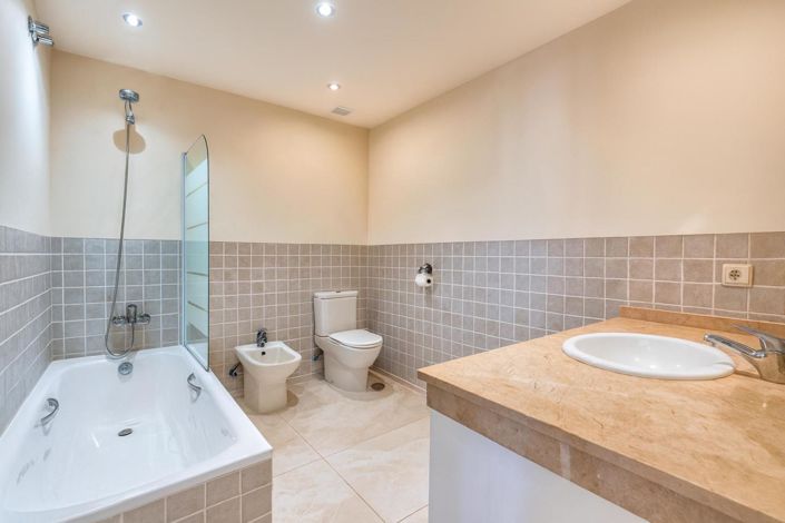 Image No.15-4 Bed Property for sale