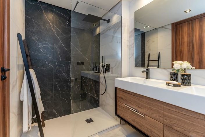 Image No.12-4 Bed Property for sale