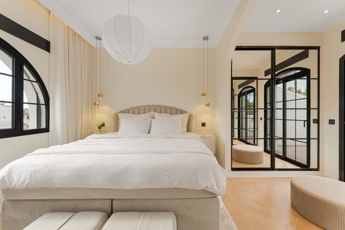 Image No.12-6 Bed Property for sale