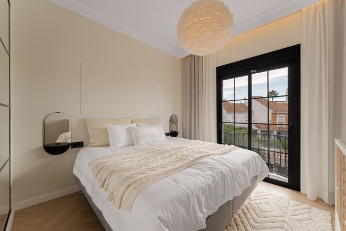 Image No.15-6 Bed Property for sale