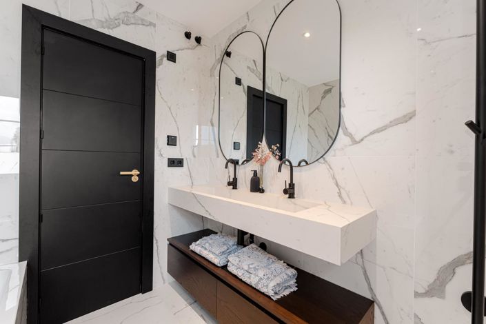 Image No.17-6 Bed Property for sale