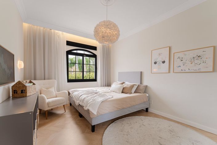 Image No.19-6 Bed Property for sale