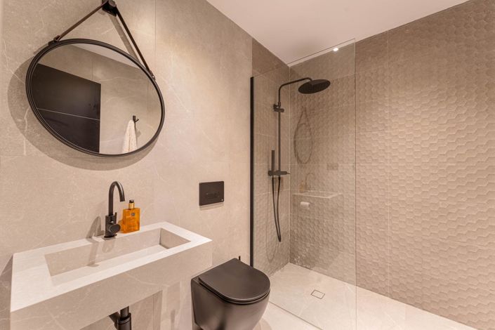 Image No.20-6 Bed Property for sale