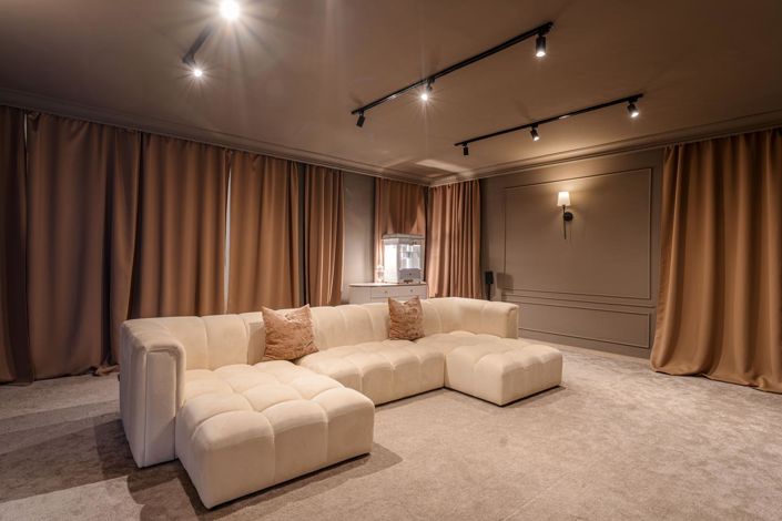 Image No.31-6 Bed Property for sale