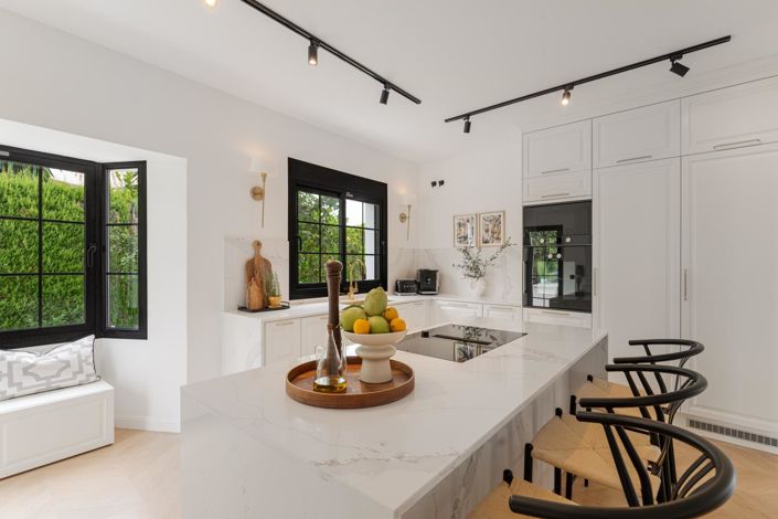 Image No.9-6 Bed Property for sale